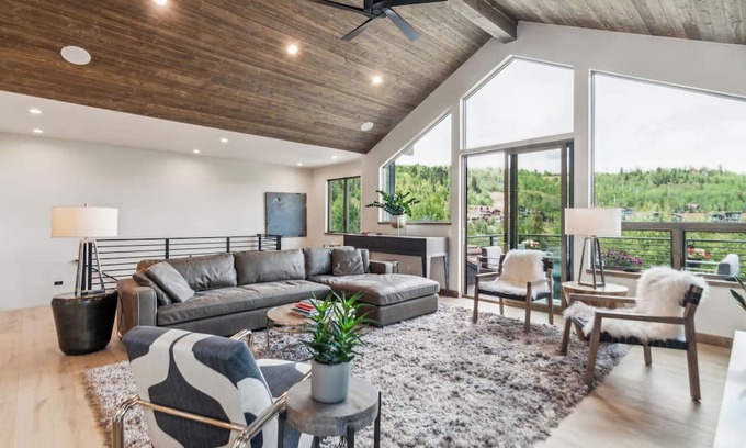 Three Peaks Casa | Views! 2024 built home. Avail Sept 2024, Summer 2025, ELEVATOR. 3 KING BEDS