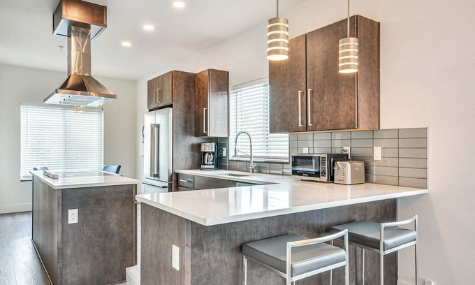 Lyle Casa | Oregon Retreat w/Balcony: Steps to Columbia River