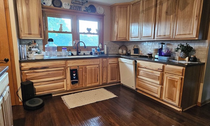 Mukwonago Casa | Charming 2-bedroom house in tranquil Mukwonago . 25 min to downtown Milwaukee.