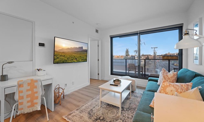 Crescent Heights Apartamento | "Baja Blast" 2BR |Mins to Saddledome | Rooftop Patio