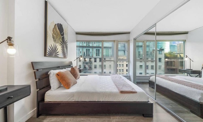Crosstown Apartamento | City Skyline DT 3BR Condo DT with Free Parking!