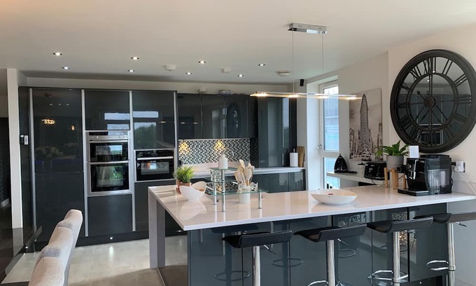 Derby Apartamento | Luxury Entire City Penthouse with Hot Tub on roof terrace