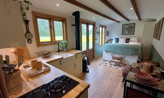 Fangfoss Cabina | Luxury Retreat with Hot Tub near York -Adults Only