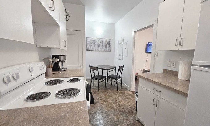 Moose Jaw Apartamento | Best Airbnb in MJ Sleeps 2 Parking Coffee