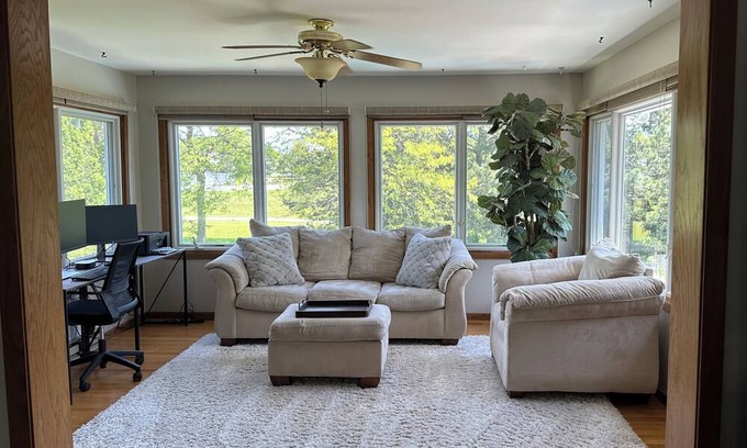Oak Creek Casa | RNC accommodating & spacious home with pool 15 minutes from downtown Milwaukee.