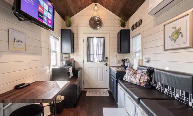 Ririe Alquiler De RV | Reconnect with nature and create memories at River Rowed Tiny Home.
