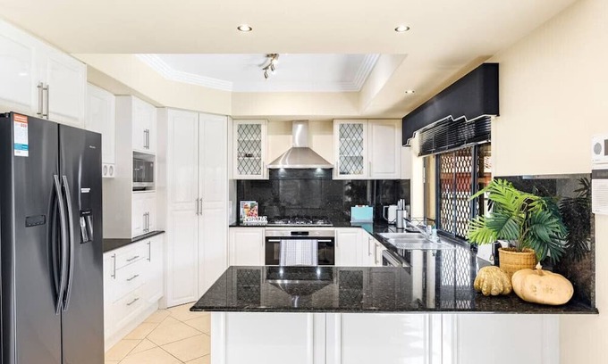 Stretton Casa | 5 BR family house close to Highway and mall