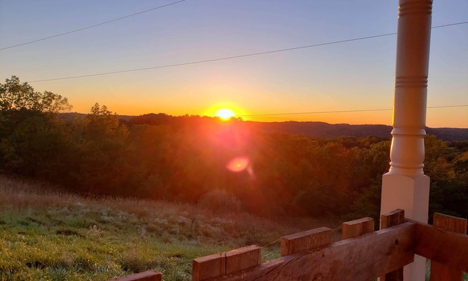 Palestine Casa | Serenity Ridge Relaxing family getaway with a view.