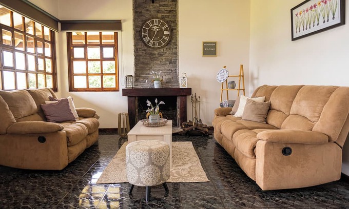 Roble Cabaña | Tranquil Retreat with Stunning Views and Cozy Fireplace