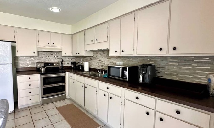 Delaware County Apartamento | Two Bedroom Fully Furnished with Amenities. 1 Car Garage.