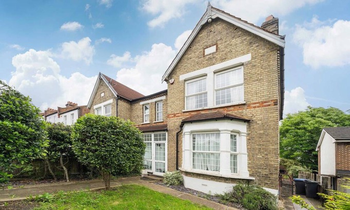 Southgate Casa | Charming 2BR Floor in House on Avenue Road