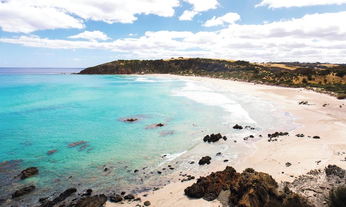 Duncan Otro | Large beachside Homestead, private apartments, fireplace, 3 min walk to beach.n
