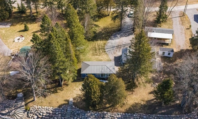 Burnt River Cabina | Newly renovated cozy cabin on beautiful river with great swimming and kayaking
