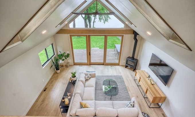Maple Plain Casa | Serenity Shore: Modern Getaway
