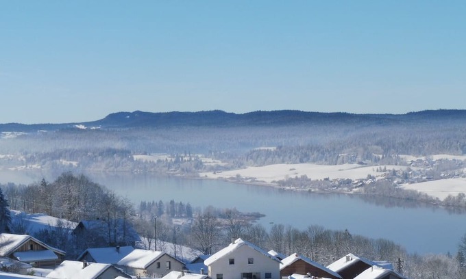 Montperreux Apartamento | Calme vue sur le lac Rando, Activités Nautiques , Sport D'hiver Gastronomie !