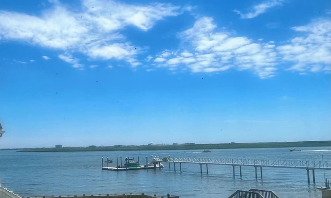 Somers Point Apartamento | Bay View from your BED! Dog friendly and parking!