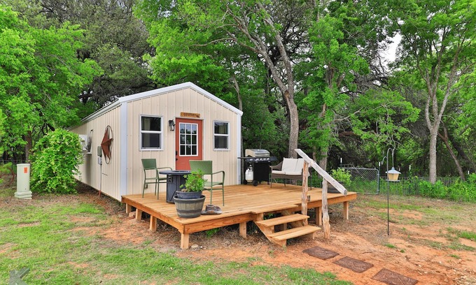 Buffalo Gap Cabina | Cozy 1 bd cabin "The Cowboy", on Christmas tree farm near Perini Ranch