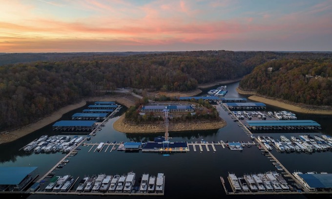 Jamestown Cabina | Country 2 Bedroom 1 Bath Cabin located at Lake Cumberland #410