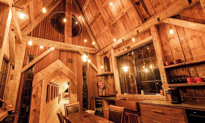 Hancock Apartamento | The Massive and Magical Treehouse @ Vermont ReTREEt