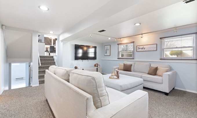 Country Club Hills Casa | Escape to The Hills: Spacious 3-Bed Retreat with Family & Game Rooms - Sleeps 8!