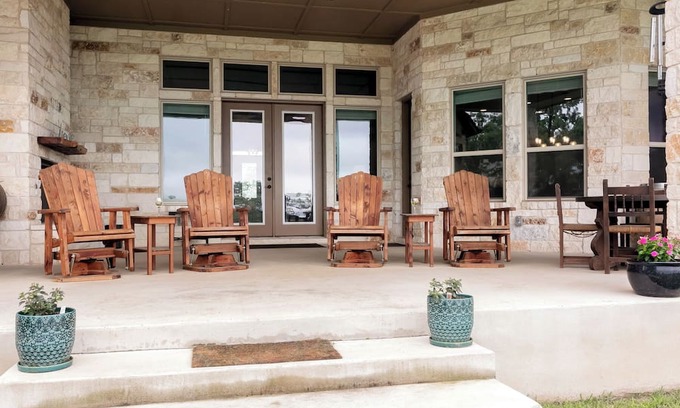 Willow City Cama Y Desayuno | Porter Haus: Wildflower | 1/1 King Suite, Breakfast Provided