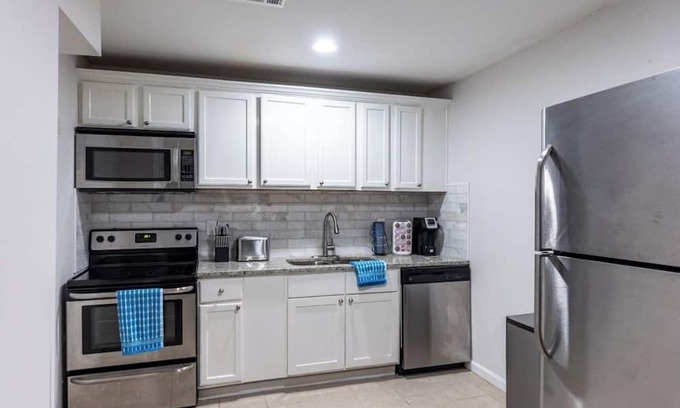 Dacula Casa | Luxurious Suite with 5-Star Amenities and Prime Location!