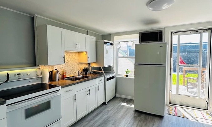 Peterborough Casa | Cozy Two Story House with Patio, BBQ and Backyard