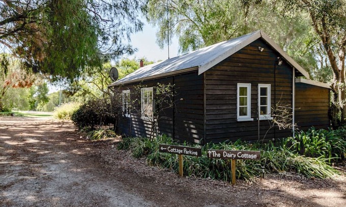 Rosa Brook Cabaña | Charmingly restored, stylish traditional farm cottage set in beautiful gardens