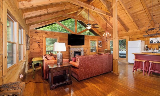 Unicoi County Apartamento | 3BR cabin near Nolichucky River in Erwin Single Family Home