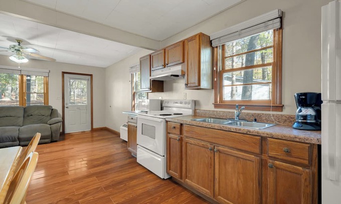 Jamestown Cabina | Charming 3-Bedroom Rustic Cabin 1/2 Mile from Marina and Boat Ramp! #412