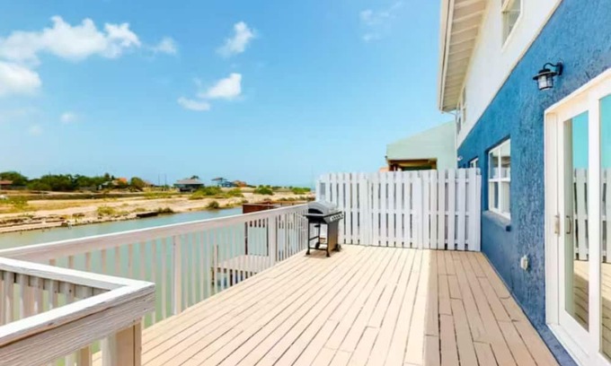 Port Isabel Condominio | Beautiful Waterfront Getaway with Docks!