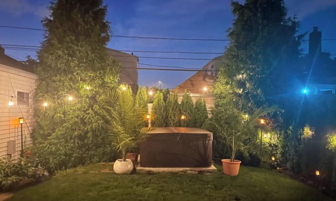 Long Beach Casa | Sunny Beach House 4 blocks to beach! Private Backyard, Parking, Garage, Laundry