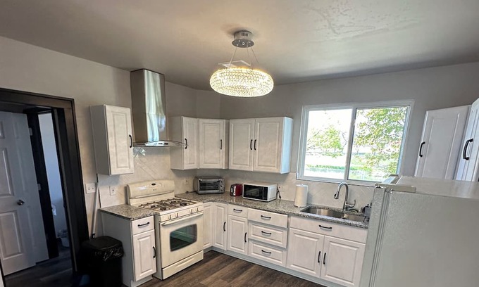 Roseville Casa | Modern Oasis: Spacious 6-Bedroom