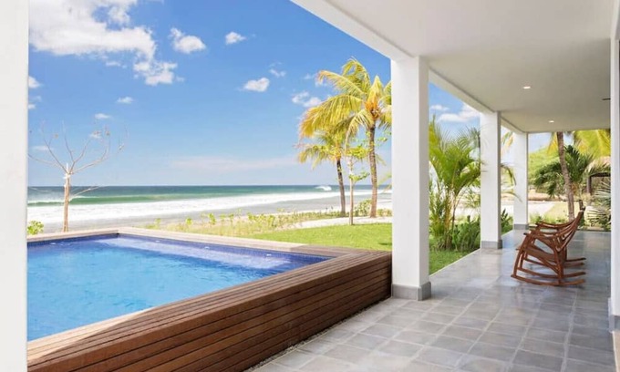 Playa Colorado Casa | Iguana Beach House + Casita: Spacious Beachfront House with Swimming Pool