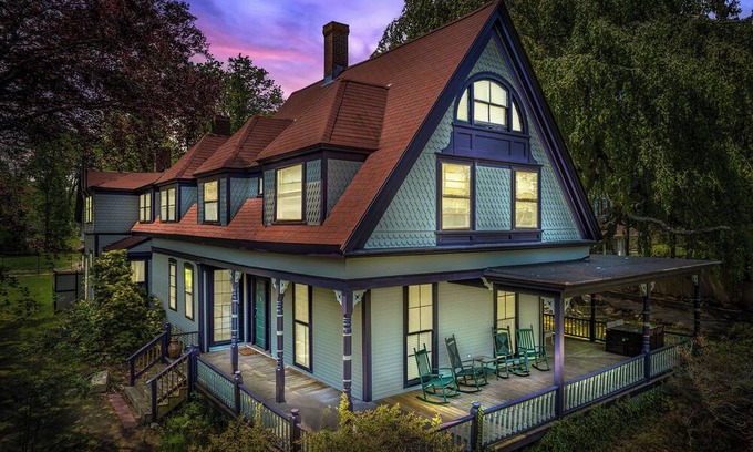 Barnstable Cama Y Desayuno | Victorian by the Sea - Tower Room at Beechwood Manor