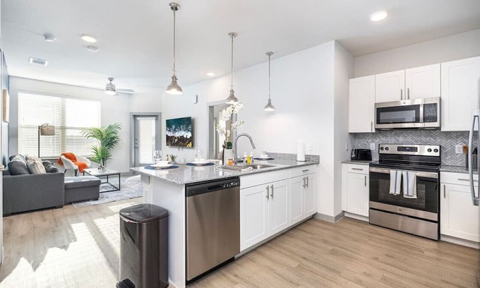 Lewisville Apartamento | Elegant 2BD: Pool, Fitness & Organized Workspace