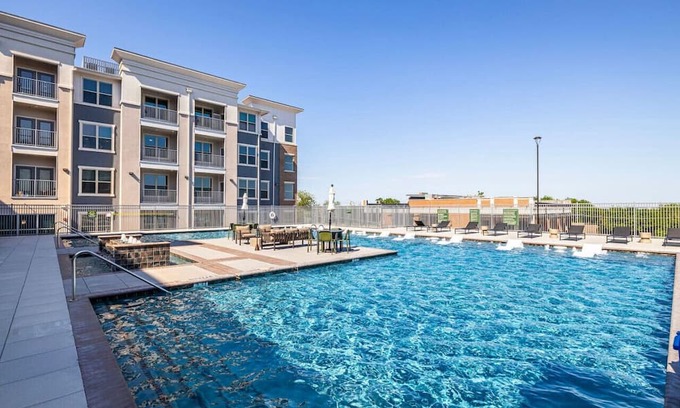 Lewisville Apartamento | Tranquil Lakeside 1BD: Pool, Workout & Desk Space