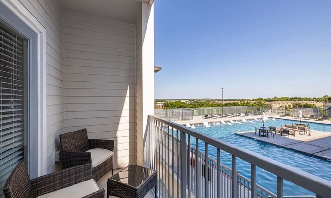 Lewisville Apartamento | Modern Lakeside 1BD with Pool, Gym & Office Space
