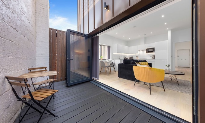 Canbury Apartamento | Experience the ambience and comfort of home for as long as you like.