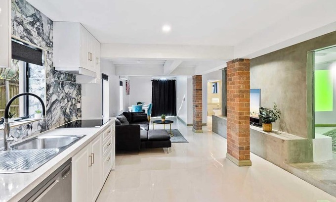 Ashgrove Casa | Unit in Inner Brisbane with Movie Room and Parking