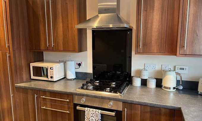 Ewloe Casa | Hawarden/Semi-detached/Corporate friendly/Drive