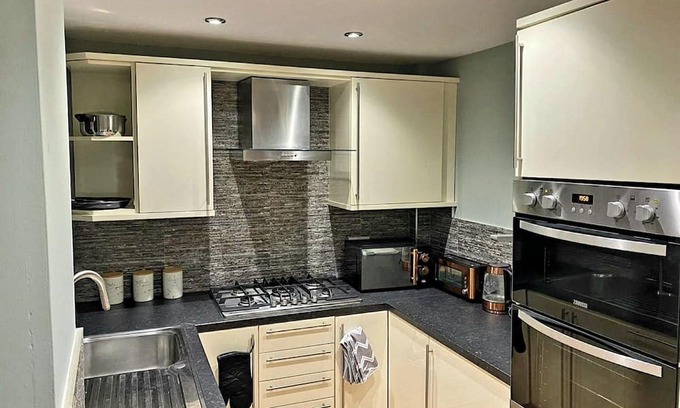 Crawcrook Casa | Modern Home in Newcastle, right next to a Golf Course!