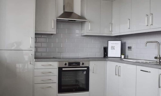 Brentwood Condominio | Beautiful two bedroom with balcony in Brentwood
