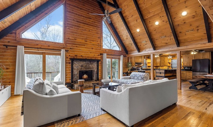Stafford Cabina | Spacious Stafford Cabin w/Grills & Fire Pit!