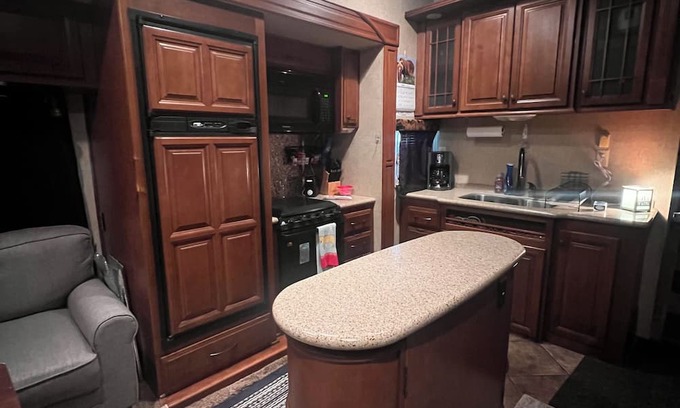 Lawton Casa | Cozy and spacious 5th wheel on Lake Lawtonka!