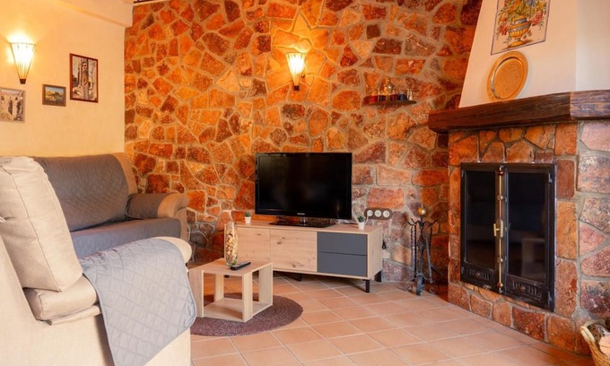 Cuevas del Becerro Apartamento | Apartment 'El Pinsapo Casa Rural' with Mountain View, Private Terrace and Air Conditioning
