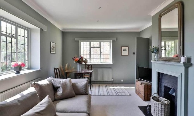Beverston Condominio | Tranquil 1 Bed/1 Bath Getaway at Beverston Castle