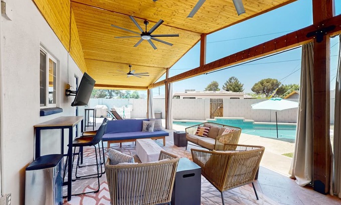 Scottsdale Country Acres Casa | Luxurious house with spacious outdoor patio, pool & hot tub