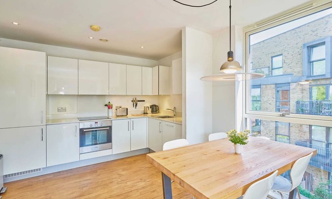 Bow West Apartamento | 2-bedroom flat with balcony & canal view