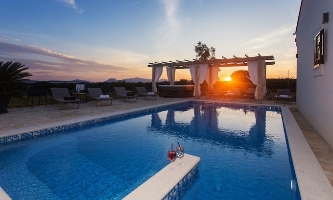 Lovrec Villa | Family-sized Villa Unika with heated 39m2 Pool with hydromassage, Jacuzzi, Sauna
